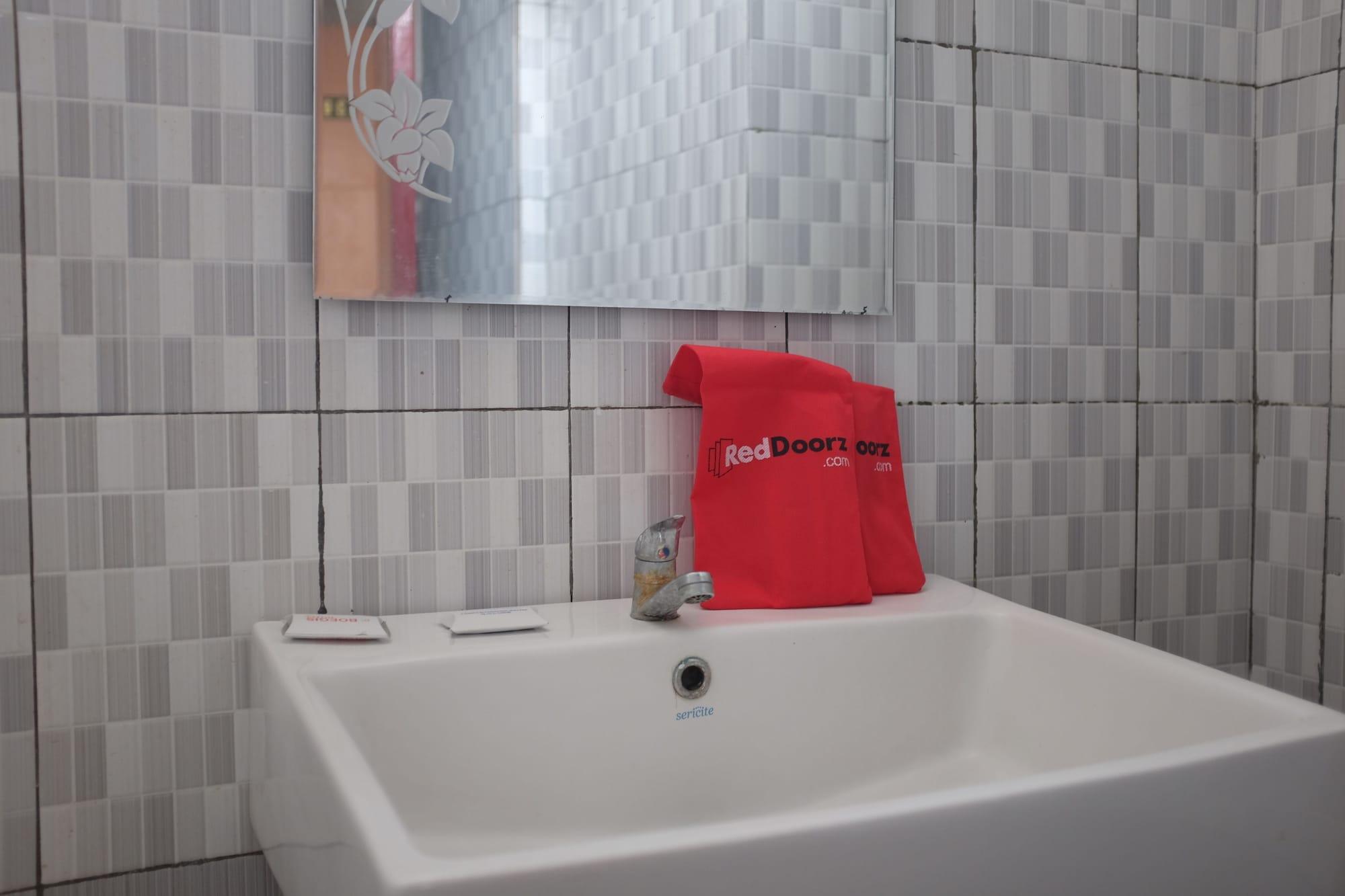 Reddoorz Plus Near Senen Jakarta Ngoại thất bức ảnh